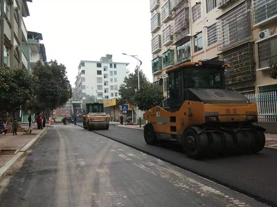 新田社區道路“白改黑”提質改造工程加速推進，通訊工程同步提升基建品質